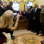 Σάλος με τη φωτογραφία συμβούλου του Τραμπ σε καναπέ του Οβάλ Γραφείου