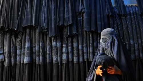 Spiegel: «Οι γυναίκες που φοράνε μαντίλα δεν έχουν καμία σχέση με την τρομοκρατία»