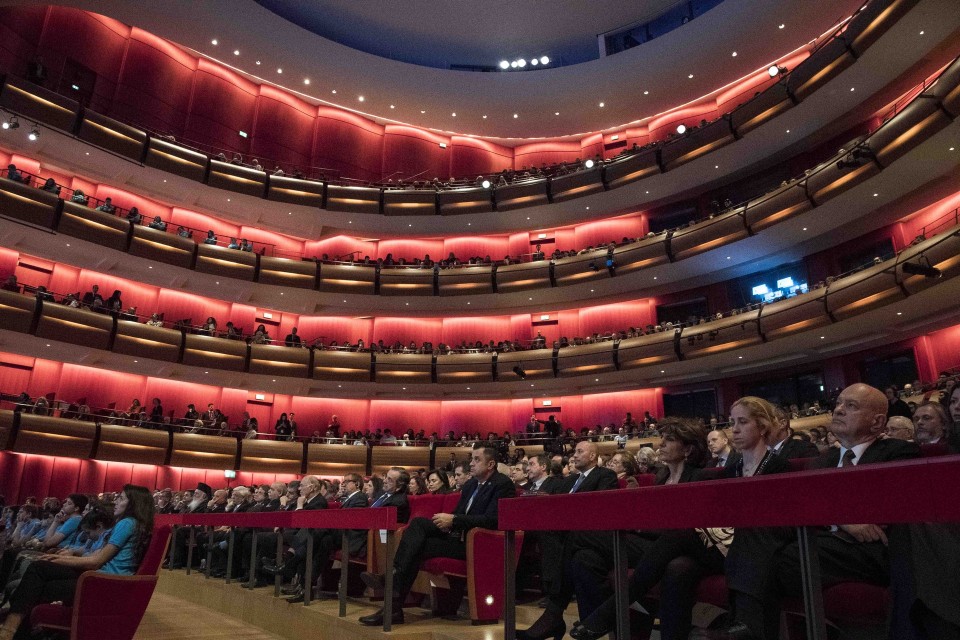 Όσοι βρίσκονταν στην αίθουσα παράδοσης είχαν λάβει προσωπική πρόσκληση