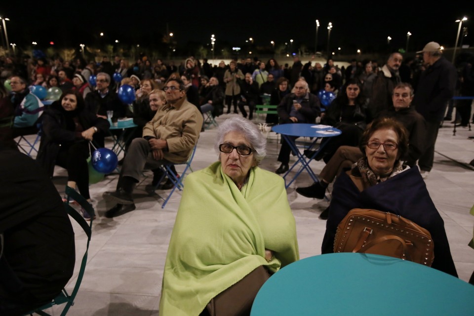 ενώ οι υπόλοιποι παρακολουθούσαν από τις γιγαντοοθόνες