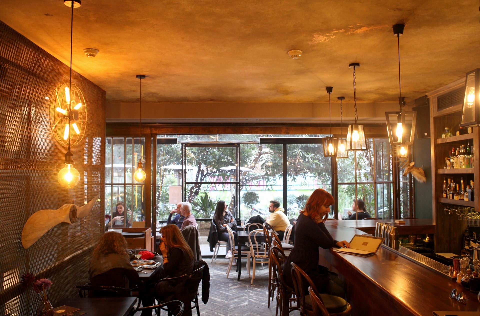 Η μπάρα είναι τόσο άνετη που μπορείς να απολαύσεις εκεί το φαγητό σου.