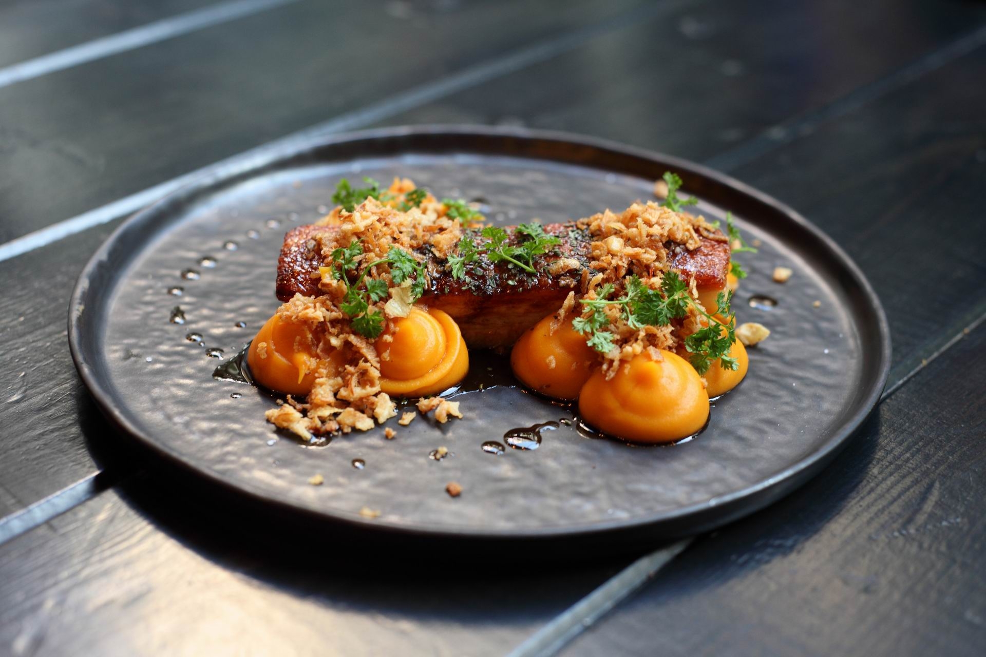 Πανσέτα με γλυκοπατάτα, τηγανητό κρεμμύδι και πετιμέζι 