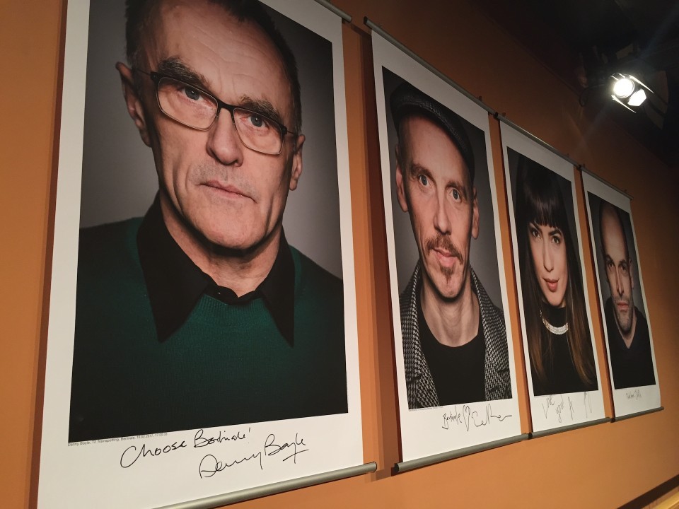 Choose Berlinale: τα γιγάντια πορτραίτα των Danny Boyle, Ewen Bremner, Anjela Nedyalkova και Jonny Lee Miller με τις υπογραφές τους, επιτηρούν την προβολή του T2 Trainspotting στο Berlinale Palast 