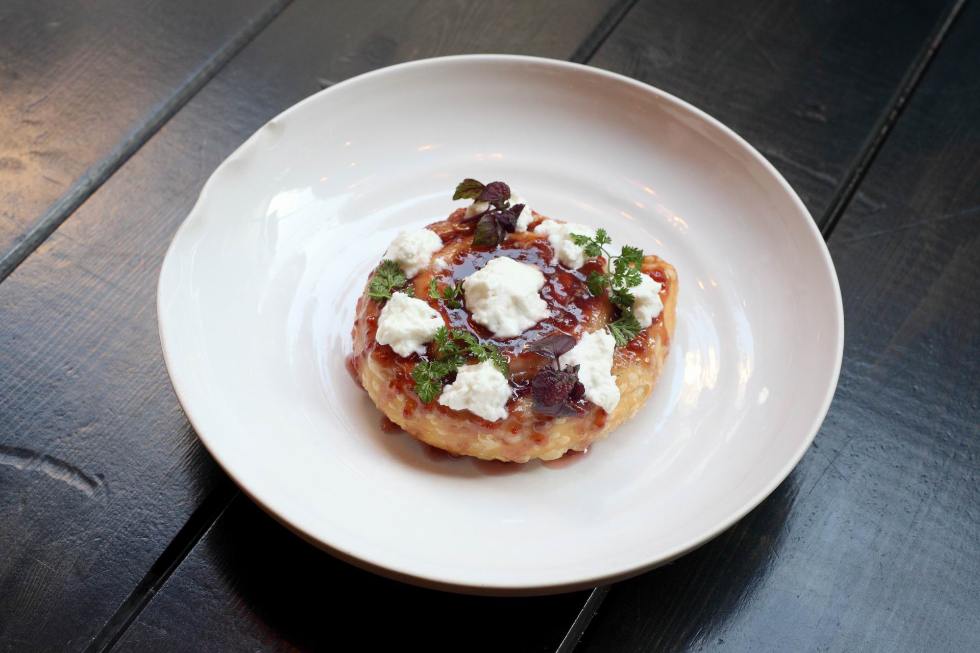 Στριφτή τυρόπιτα με λαχανικά εποχής, νιβατό, chutney βατόμουρο-ούζο 