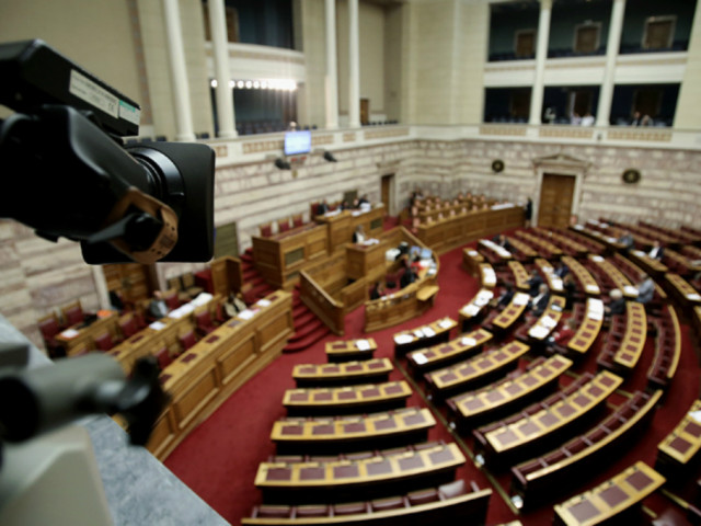 Τώρα: Συζήτηση στη Βουλή για τα δάνεια κομμάτων και ΜΜΕ