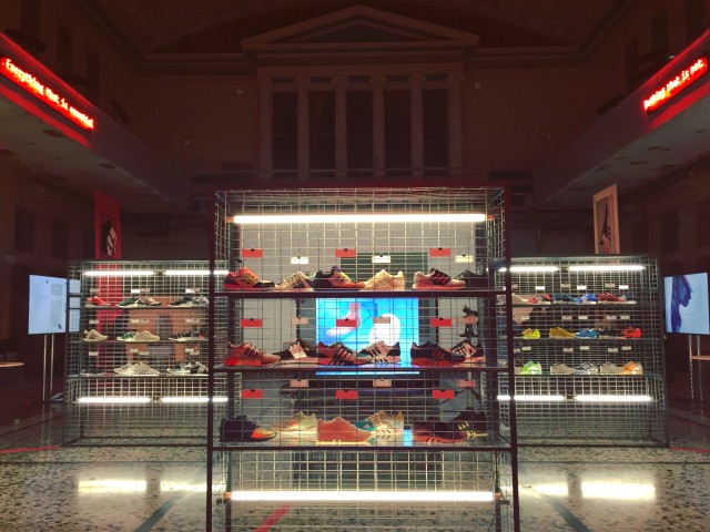 Τι δουλειά είχαν 122 ζευγάρια sneakers, κλειδωμένα μέσα σε κλουβιά, στο Παλιό Χρηματιστήριο της Σοφοκλέους;