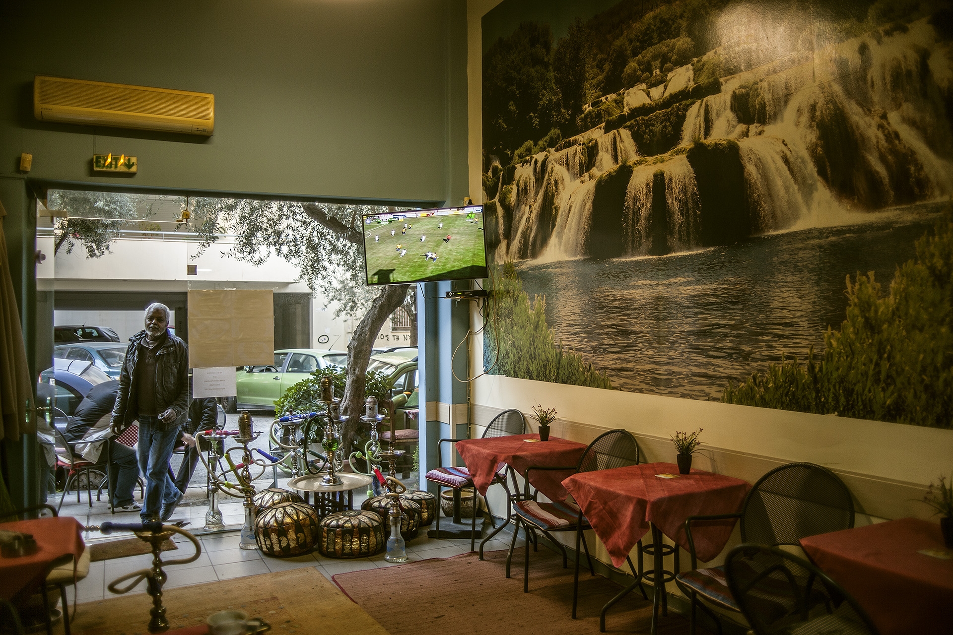 Το απίθανο σύμπαν του αιγυπτιακού καφενείου με ναργιλίδες του κ. Ιμπραήμ. 