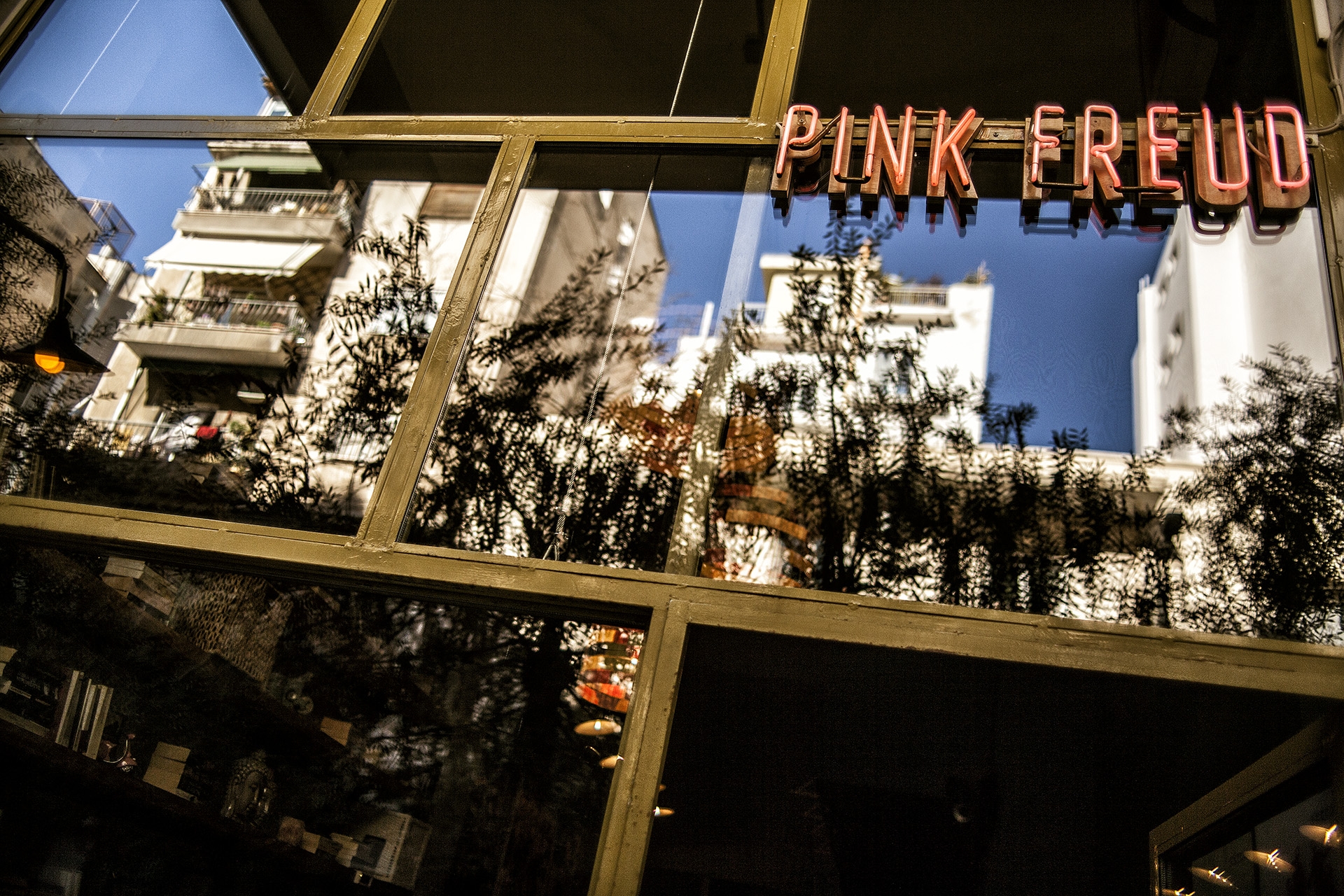 Εδώ και το Pink Freud. 