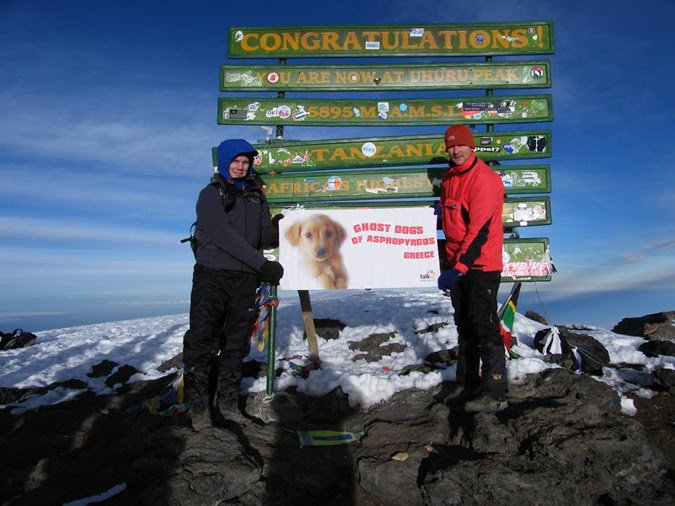 Βρετανοί ανέβηκαν στην κορυφή του Κιλιμάντζαρο και κρατούσαν ένα πανό με τα «Φαντάσματα».