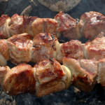 Σε τι φωτιά ψήνουμε τα σουβλάκια;