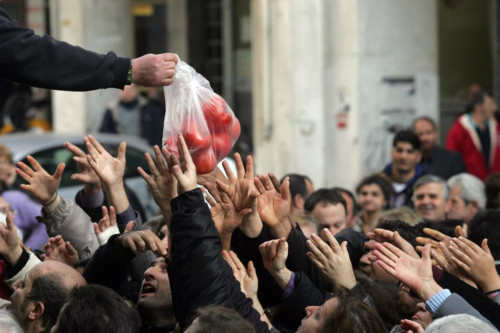 Reuters: Πρωτοφανής η φτώχεια στην Ελλάδα για την Ε.Ε.