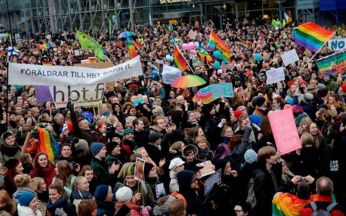 Στη Φινλανδία πλέον νόμιμοι οι gay γάμοι