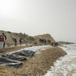 Οι σοροί 74 προσφύγων ξεβράστηκαν στις ακτές της Λιβύης