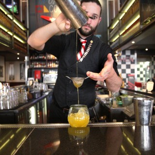 Οι Bartenders των TGI Fridays™ ξεκίνησαν μια μάχη με shaker και ρούμι