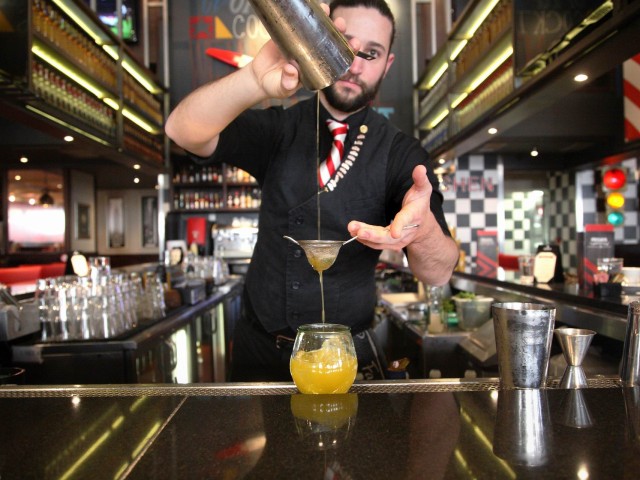 Οι Bartenders των TGI Fridays™ ξεκίνησαν μια μάχη με shaker και ρούμι