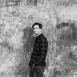 Ο Μάξιμος Μουμούρης χάρη στη μουσική έχει μια δεύτερη, παράλληλη ζωή