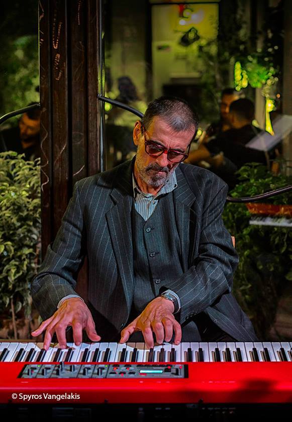 thumbnail_Kontrafouris κάθετη στο Nord piano