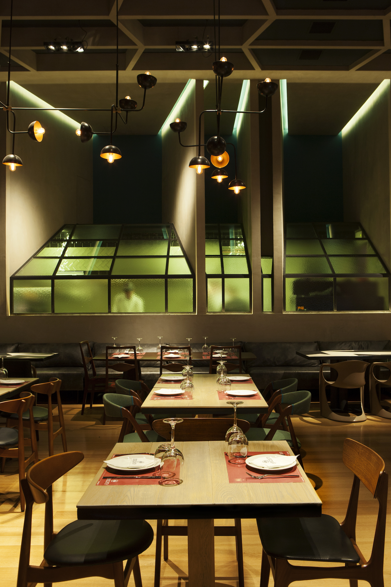 Ένα από τα τραπέζια της σάλας