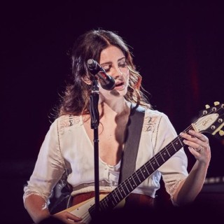Η Lana Del Rey τραγουδάει για πρώτη φορά ζωντανά το «Love»