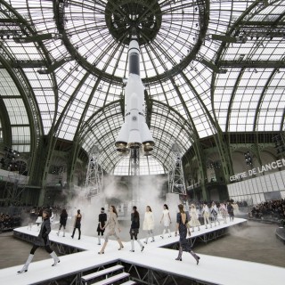 Sci-fi σκηνικό στην Εβδομάδα Μόδας στο Παρίσι