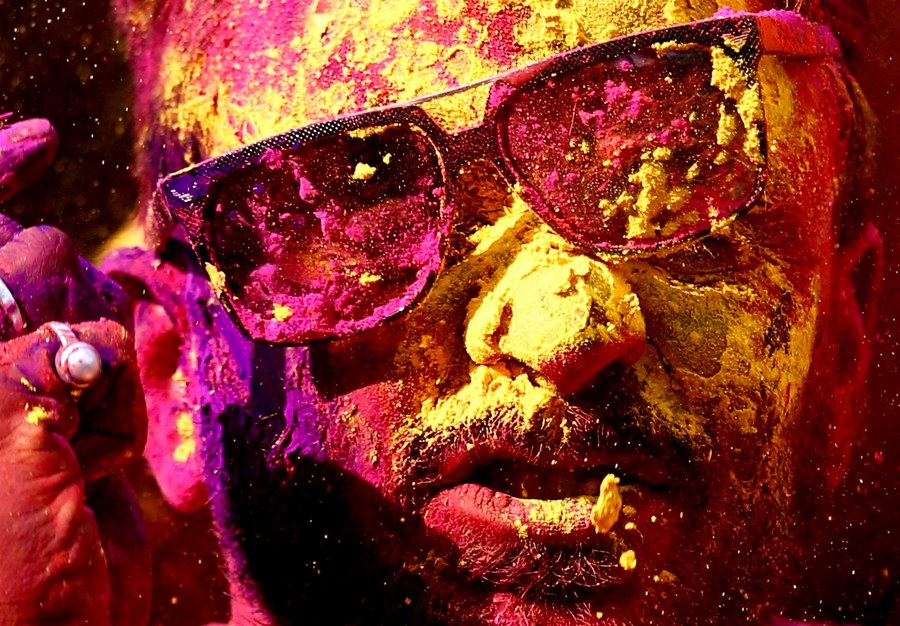 epa05845852 An Indian reveller covered with powdered colors celebrates the Holi festival in Bangalore, India, 13 March 2017. The Holi festival is celebrated on the last full moon day of the lunar month Phalguna and heralds the onset of the spring season.  EPA/JAGADEESH NV