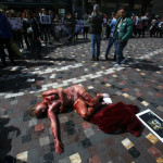 Γυμνή διαμαρτυρία στο Μοναστηράκι για την κακοποίηση των ζώων