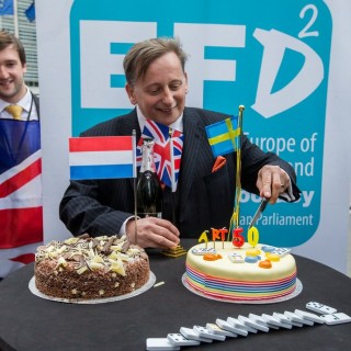 Brexit: Κόβοντας τούρτα για την ενεργοποίηση του «Άρθρου 50»