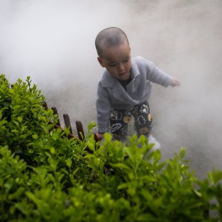 Ένα παιδάκι παίζει μπροστά στην 798 Art District