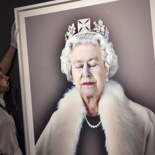 Αυτό είναι το σατιρικό «πορτρέτο» της Βασίλισσας Ελισάβετ