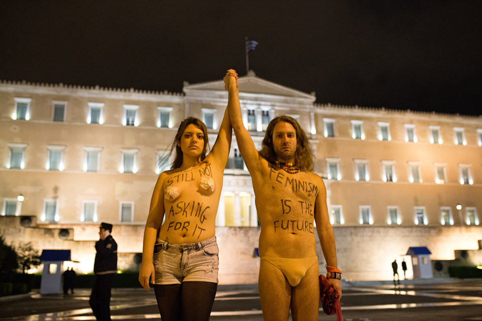 Ημίγυμνοι ακτιβιστές, με γραμμένα στο στήθος τους μηνύματα κατά του σεξισμού και υπέρ του φεμινισμού, διαδηλώνουν την Ημέρα της Γυναίκας, 8 Μαρτίου. PHOTO: DIMITRIS SAKALAKIS