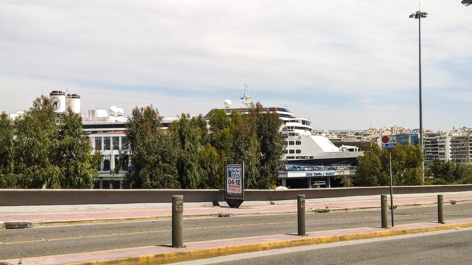 Τι να πει κάποιος για την Συρία? Εκεί οι βόμβες πέφτουν σαν χαλαζι. Με στενοχώρησε πολύ ότι η αγαπημένη μου άκρη της Αττικής το ιερό της Αρτέμιδος στην Βραυρώνα βυθίζεται. Βυθισμένο ήταν και πριν και το αποκάλυψαν οι αρχαιολόγοι. Τώρα σβήνει πάλι εγκαταλελειμμένο.