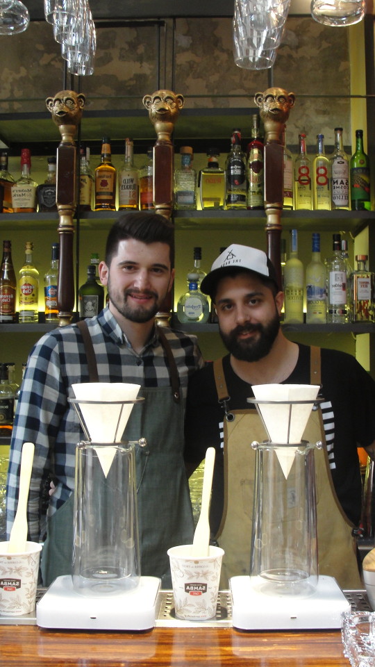 Ο Νίκος Αντζάρας (αριστερά) και ο Μιχάλης Κατσιαβός (δεξιά)  που διαγωνίστηκαν στο Πανελλήνιο πρωτάθλημα Brewers Cup και στο Πανελλήνιο πρωτάθλημα Barista, χαμογελούν στον φακό.