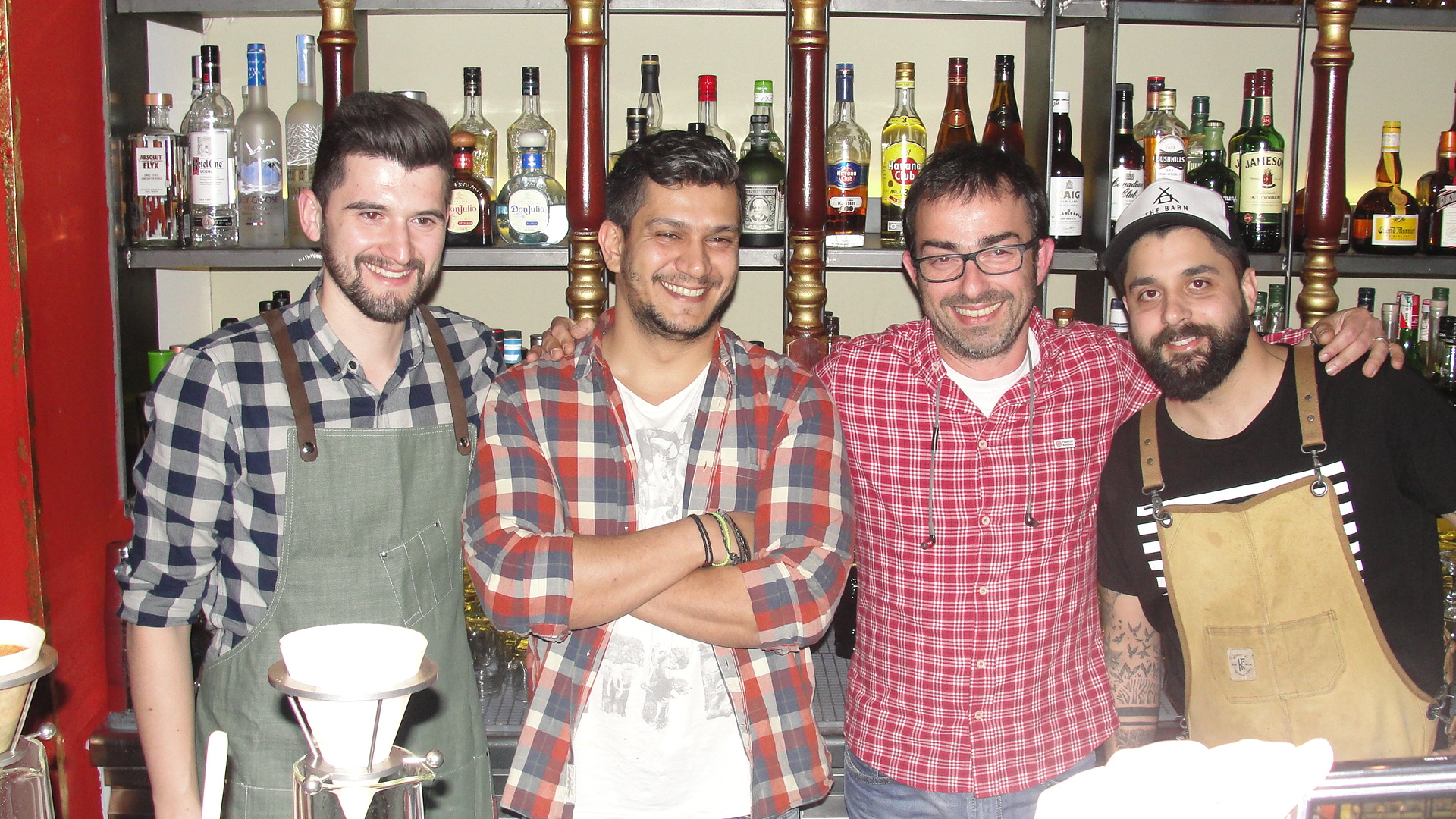 Η ομάδα της Samba Café Coffee Roasters ποζάρει στη μπάρα του Couleur Locale στο Μοναστηράκι