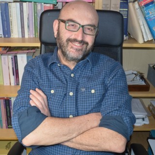 O Κώστας Καβανόζης επιστρέφει στην ουσία της γραφής μέσα από τη διδασκαλία της