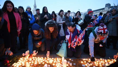Αγρυπνία στην Πλατεία Τραφάλγκαρ στη μνήμη των θυμάτων της επίθεσης στο Λονδίνο