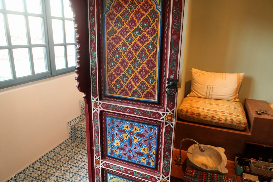 Ζωγραφισμένες στο χέρι πόρτες από το Μαρόκο, στον χώρο της περιποίησης ποδιών. 