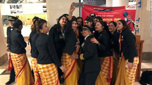Η Air India πραγματοποίησε την πρώτη πτήση με αποκλειστικά γυναικείο πλήρωμα