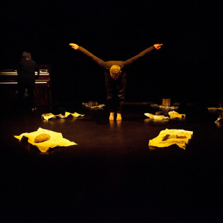 «Τρωάς», το κείμενο του Δημήτρη Δημητριάδη μεταφέρεται στη σκηνή σε μια παράσταση που μένει χαραγμένη στη μνήμη