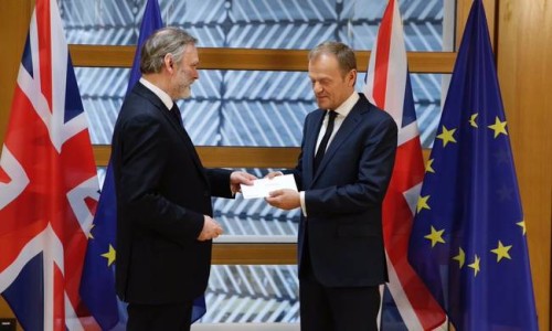 Στα χέρια του Τουσκ η επιστολή για το Brexit