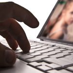 Νωχελικές οι κινήσεις του Facebook για τη διαγραφή εικόνων παιδικής πορνογραφίας