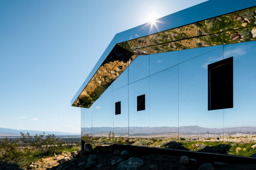 Μια εξωπραγματική καμπίνα «ντυμένη» με καθρέφτες στην έρημο της Νότιας Καλιφόρνιας