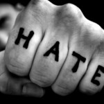 Τα social media πρέπει να αναλάβουν πιο ενεργητικό ρόλο απέναντι στον εξτρεμισμό