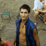 Έπεσε το Ίντερνετ με τις γυμνόστηθες φωτογραφίες του νεαρού Justin Trudeau