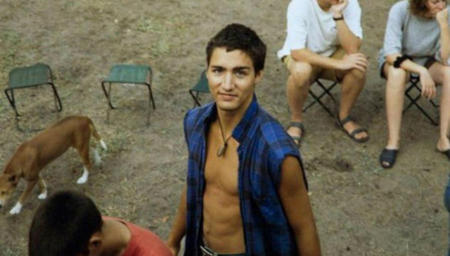 Έπεσε το Ίντερνετ με τις γυμνόστηθες φωτογραφίες του νεαρού Justin Trudeau