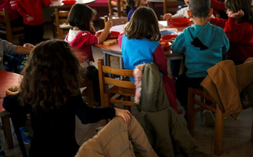 Reuters: Έλληνες γονείς αφήνουν τα παιδιά τους σε ιδρύματα γιατί δεν έχουν να τα ταΐσουν