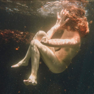 Πώς αποτυπώνει μια φωτογράφος την αισθαντικότητα του γυναικείου σώματος; (ΝSFW)