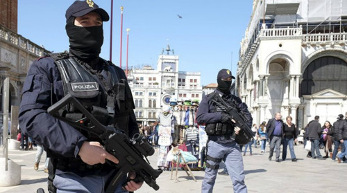 Η αστυνομία της Ιταλίας διαμαρτύρεται γιατί παρέλαβε ροζ μάσκες