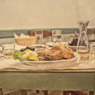 Στα Μπακαλιαράκια του Δαμίγου έχουν κάθε μέρα 25η Μαρτίου