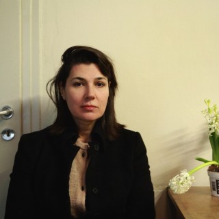 Έλενα Πέγκα: «Είμαστε λαός ξενομανής και βαθιά συντηρητικός. Πάντα υποτιμούμε και το νέο και το ελληνικό».  