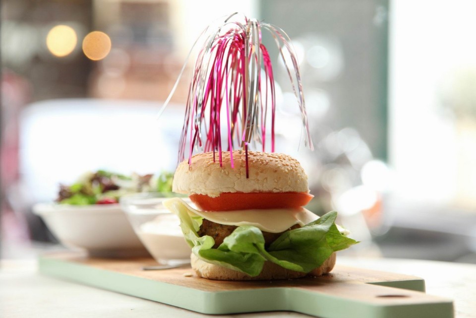 Απίθανο σπιτικό burger με μαλακό ψωμάκι και ζουμερό μπιφτέκι.